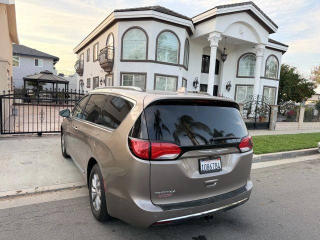 2018 Chrysler Pacifica Minivan Touring L Plus FWD photo