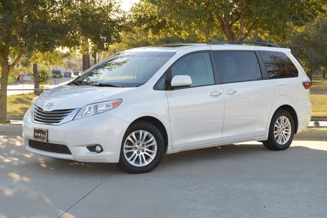 2017 Toyota Sienna XLE FWD photo