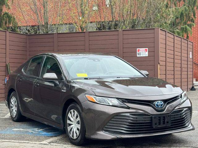 2018 Toyota Camry Hybrid LE FWD photo