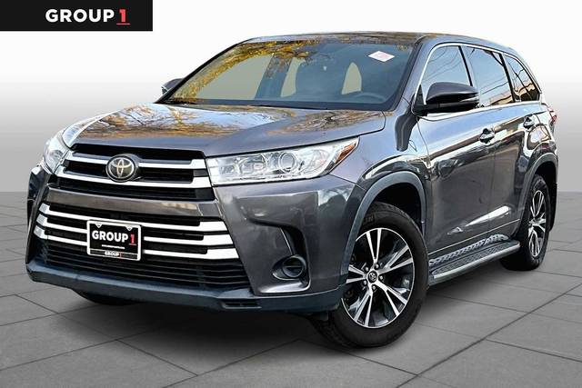 2017 Toyota Highlander LE FWD photo