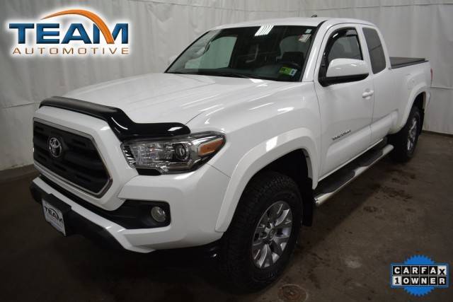 2017 Toyota Tacoma SR5 4WD photo