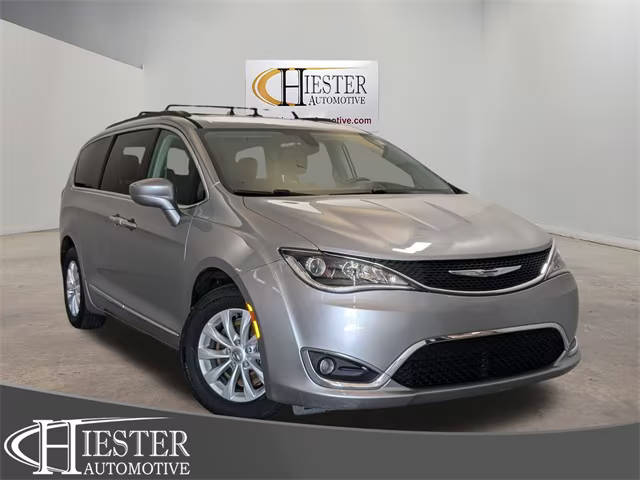 2017 Chrysler Pacifica Minivan Touring-L FWD photo