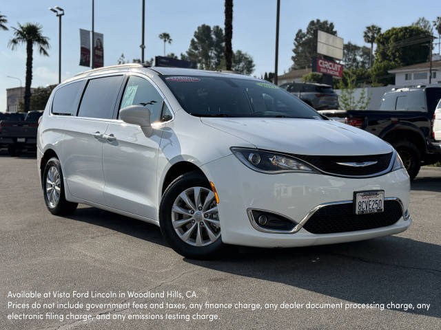 2017 Chrysler Pacifica Minivan Touring-L FWD photo