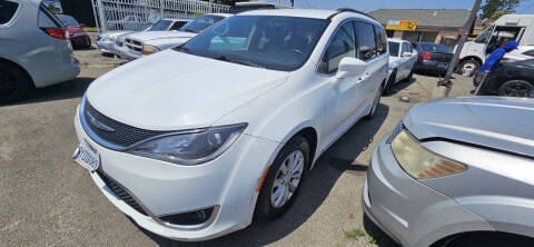 2017 Chrysler Pacifica Minivan Touring-L FWD photo