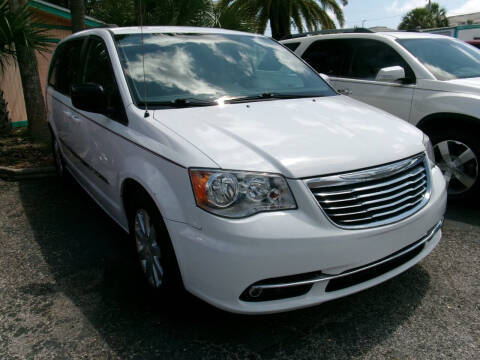 2016 Chrysler Town and Country Touring FWD photo
