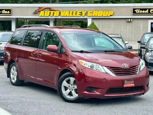 2017 Toyota Sienna LE FWD photo