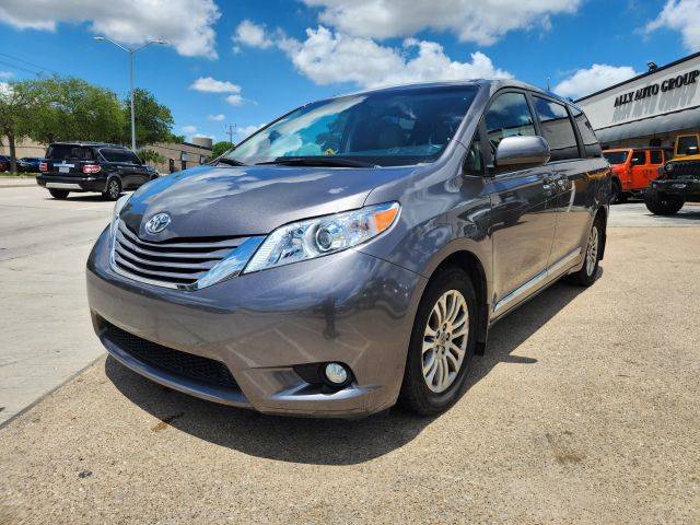 2017 Toyota Sienna XLE FWD photo