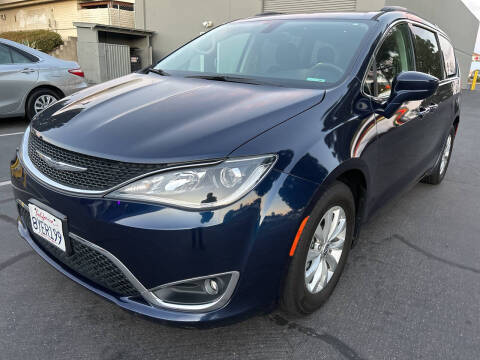 2018 Chrysler Pacifica Minivan Touring Plus FWD photo