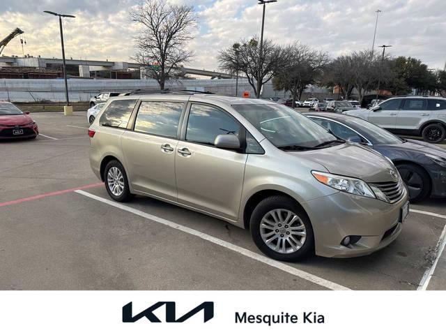 2017 Toyota Sienna XLE FWD photo