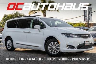 2017 Chrysler Pacifica Minivan Touring-L FWD photo