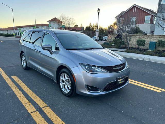 2018 Chrysler Pacifica Minivan Touring Plus FWD photo