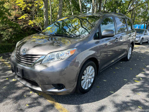 2017 Toyota Sienna LE AWD photo