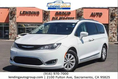 2018 Chrysler Pacifica Minivan Touring L Plus FWD photo