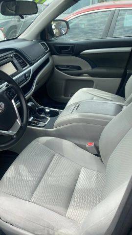 2017 Toyota Highlander LE AWD photo