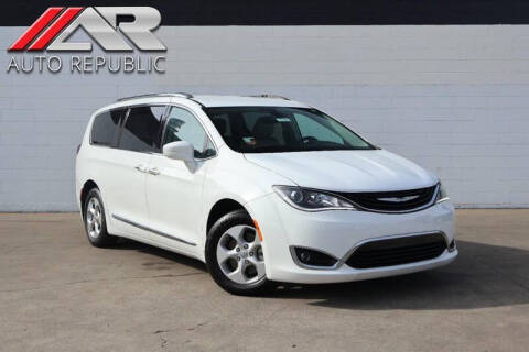 2018 Chrysler Pacifica Minivan Hybrid Touring L FWD photo