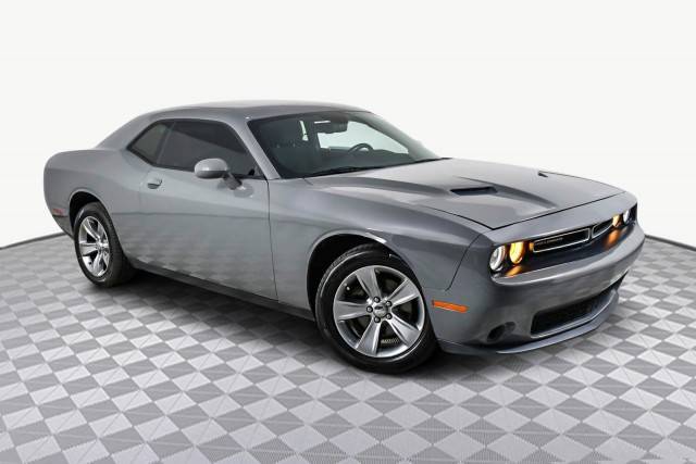 2017 Dodge Challenger SXT RWD photo