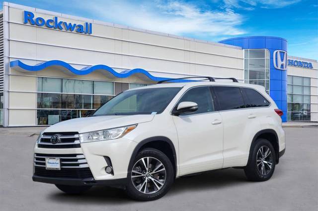 2017 Toyota Highlander LE Plus AWD photo