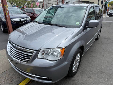 2016 Chrysler Town and Country Touring FWD photo