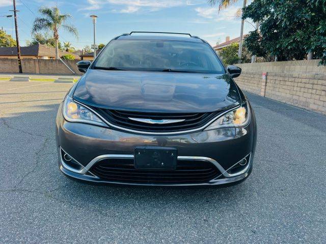 2018 Chrysler Pacifica Minivan Hybrid Touring L FWD photo