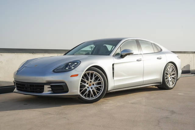 2018 Porsche Panamera  RWD photo