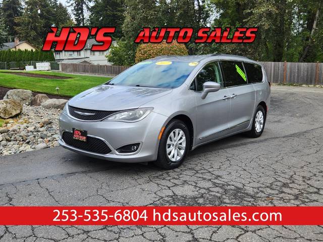 2017 Chrysler Pacifica Minivan Touring-L FWD photo