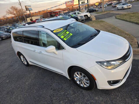 2018 Chrysler Pacifica Minivan Touring L Plus FWD photo
