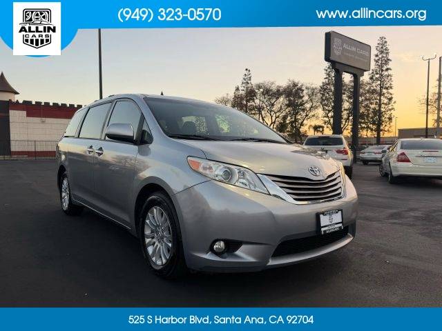 2017 Toyota Sienna XLE FWD photo