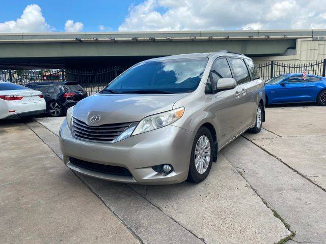 2015 Toyota Sienna XLE FWD photo