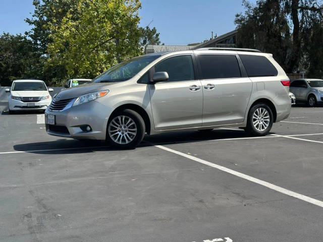 2015 Toyota Sienna XLE FWD photo