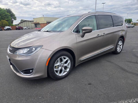 2018 Chrysler Pacifica Minivan Touring L Plus FWD photo