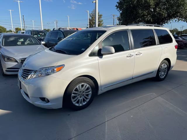 2017 Toyota Sienna XLE FWD photo