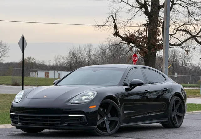 2018 Porsche Panamera  RWD photo