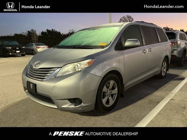 2017 Toyota Sienna LE FWD photo