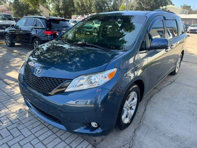 2017 Toyota Sienna LE FWD photo