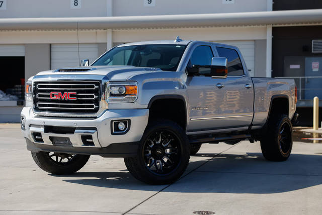 2018 GMC Sierra 2500HD Denali 4WD photo