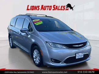 2017 Chrysler Pacifica Minivan Touring-L FWD photo