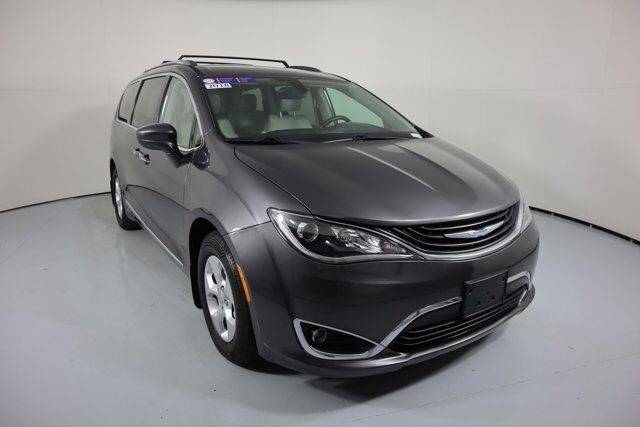 2018 Chrysler Pacifica Minivan Hybrid Touring L FWD photo