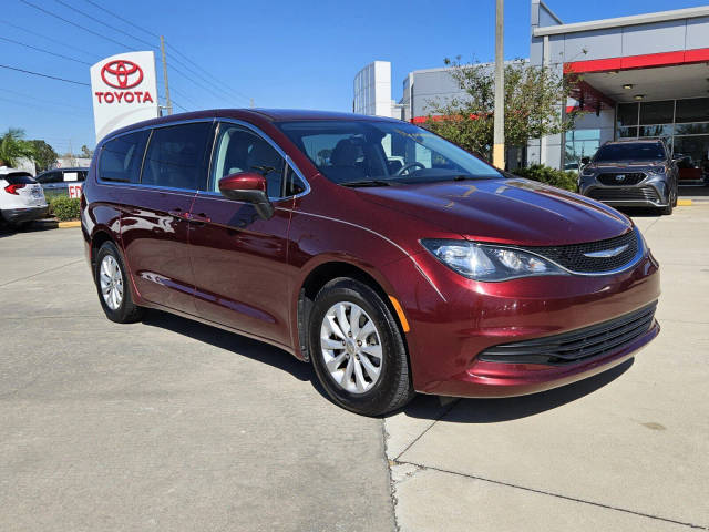 2017 Chrysler Pacifica Minivan Touring FWD photo