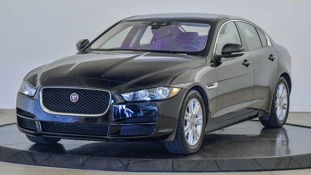 2018 Jaguar XE 20d Premium RWD photo