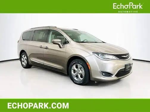 2018 Chrysler Pacifica Minivan Hybrid Touring L FWD photo
