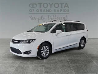 2017 Chrysler Pacifica Minivan Touring-L FWD photo