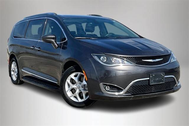 2018 Chrysler Pacifica Minivan Touring L FWD photo