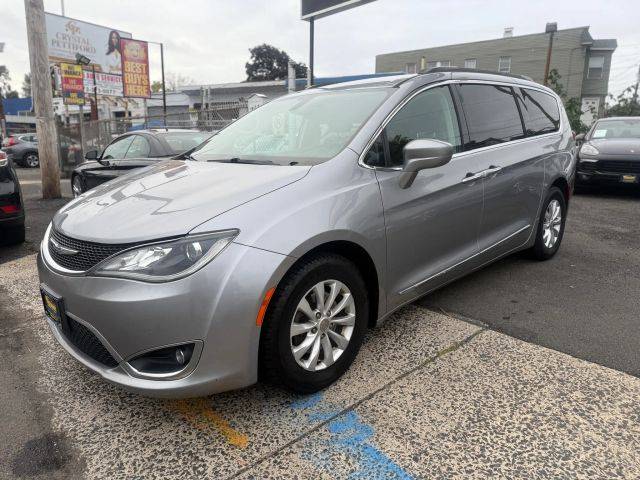 2017 Chrysler Pacifica Minivan Touring-L FWD photo