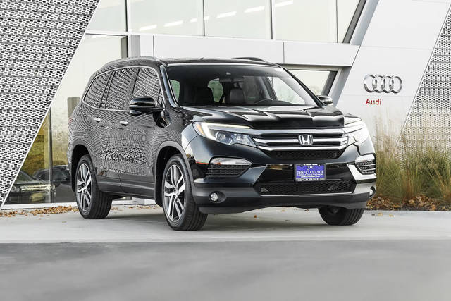 2017 Honda Pilot Touring AWD photo