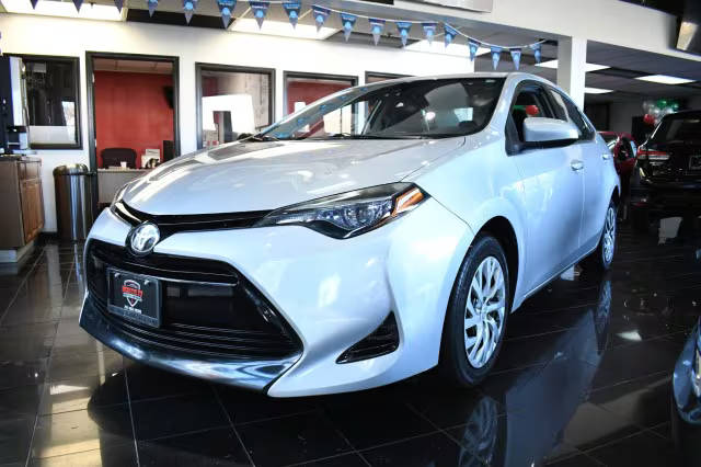 2018 Toyota Corolla LE FWD photo