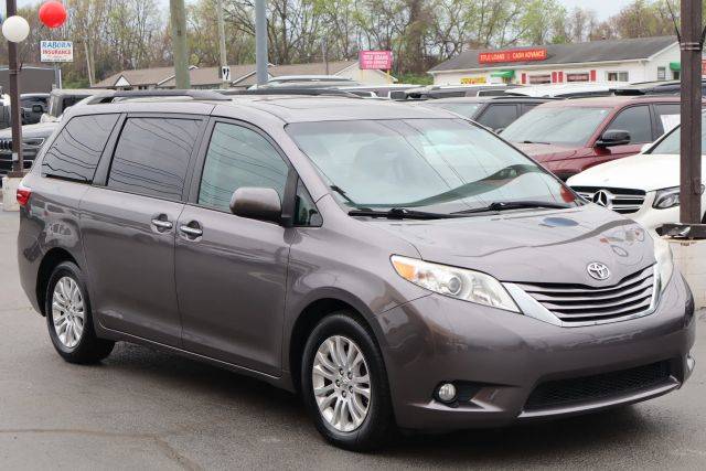 2017 Toyota Sienna XLE Premium FWD photo