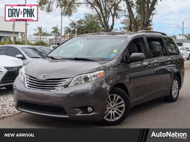 2017 Toyota Sienna XLE Premium FWD photo