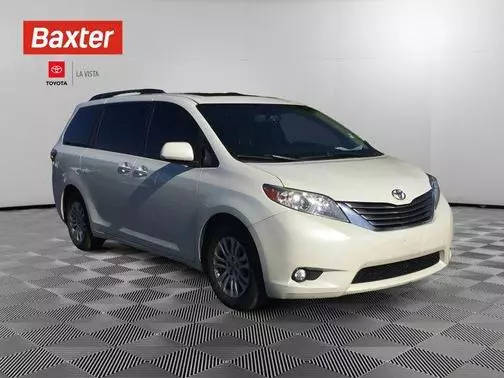 2017 Toyota Sienna XLE Premium FWD photo