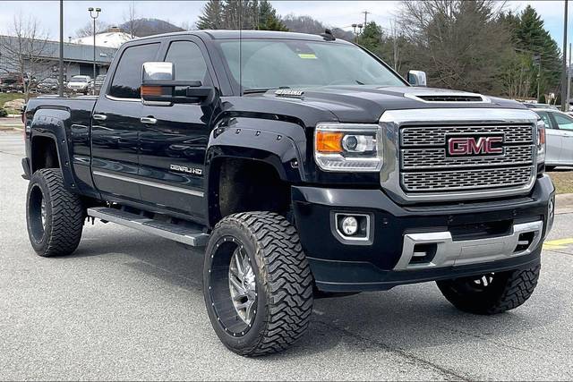 2018 GMC Sierra 2500HD Denali 4WD photo