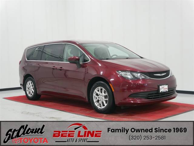 2017 Chrysler Pacifica Minivan Touring FWD photo